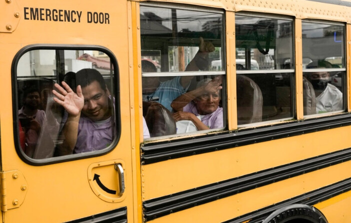 Ciudadanos nicaragüenses saludan desde un autobús luego de ser liberados de una cárcel nicaragüense y aterrizar en el aeropuerto de la ciudad de Guatemala, el 5 de septiembre de 2024. (AP Photo/Moises Castillo). 