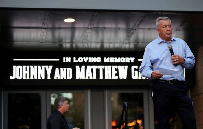 El director general de los Columbus Blue Jackets, Don Waddell, habla durante una vigilia con velas en honor al jugador de los Blue Jackets Johnny Gaudreau y su hermano, Matthew, en Columbus, Ohio, el 4 de septiembre de 2024. (Joe Maiorana/Foto AP). 