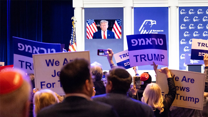 El expresidente y candidato presidencial para 2024, Donald Trump, transmite en vivo a una reunión de la Coalición Judía Republicana en Las Vegas, Nevada, el 5 de septiembre de 2024. (John Fredricks/The Epoch Times)
