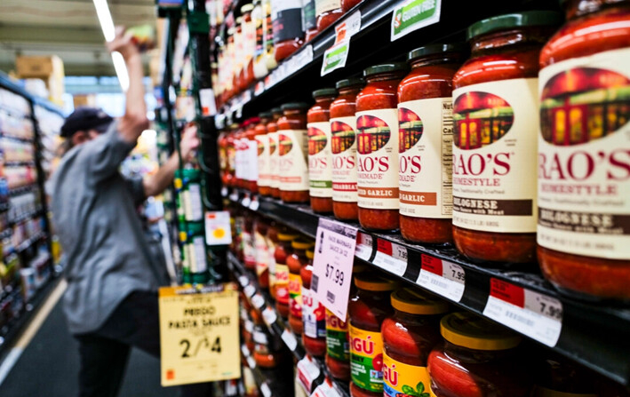 Frascos de salsas Rao en los estantes de un supermercado en la ciudad de Nueva York, el 7 de agosto de 2023. (Spencer Platt/Getty Images)