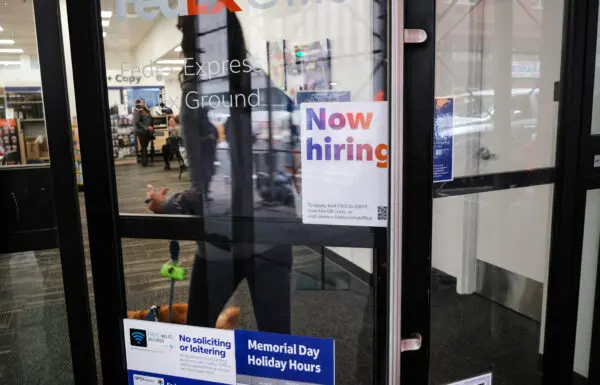 Un cartel de "ahora contratando" en una tienda de Manhattan en Nueva York el 6 de mayo de 2022. (Spencer Platt/Getty Images)