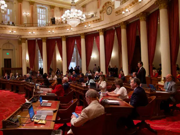 Los senadores del estado de California se reúnen el último día de la sesión legislativa 2023-2024 en el Capitolio en Sacramento, California, el 31 de agosto de 2024. (Travis Gillmore/The Epoch Times)