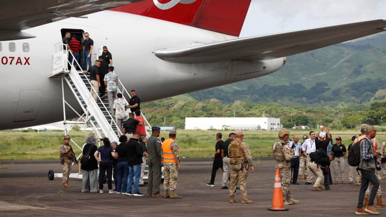 Migrantes indios suben a un avión para un vuelo parte de un plan de deportación de extranjeros ilegales el 6 de septiembre de 2024, en la Base Aérea del SENAN Teniente Octavio Rodríguez Garrido, ubicada en Howard a unos 13 km de Ciudad de Panamá (Panamá). EFE/ Bienvenido Velasco