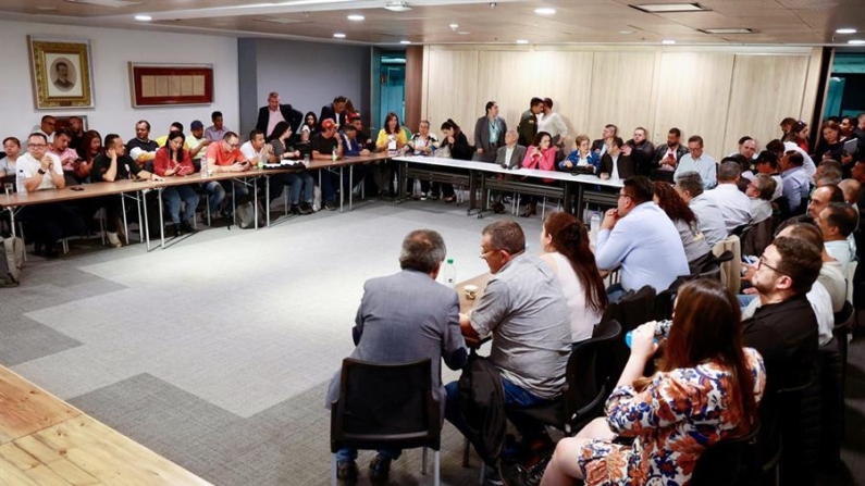 Fotografía cedida por la Presidencia de Colombia que muestra a la ministra de Transporte, María Constanza García (c) hablando durante una reunión con transportadores, este viernes 6 de septiembre de 2024 en Bogotá (Colombia). EFE/ Presidencia de Colombia