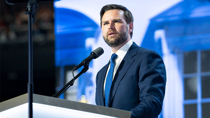 El candidato a la vicepresidencia, el senador JD Vance (R-Ohio), habla durante la Convención Nacional Republicana en Milwaukee el 17 de julio de 2024. (Madalina Vasiliu/The Epoch Times)
