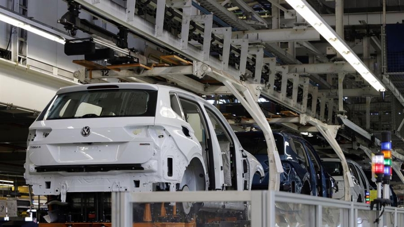 Fotografía de archivo de una línea de producción en una planta ensambladora de vehículos Volkswagen, en el estado de Puebla (México). EFE/Hilda Ríos