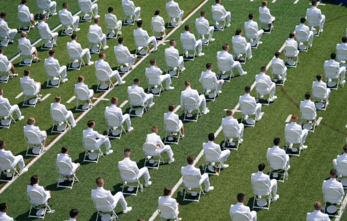 Cadetes asisten a la ceremonia de graduación de la Academia de la Guardia Costera de Estados Unidos en New London, Connecticut, el 19 de mayo de 2021. (Kevin Lamarque/Reuters). 
