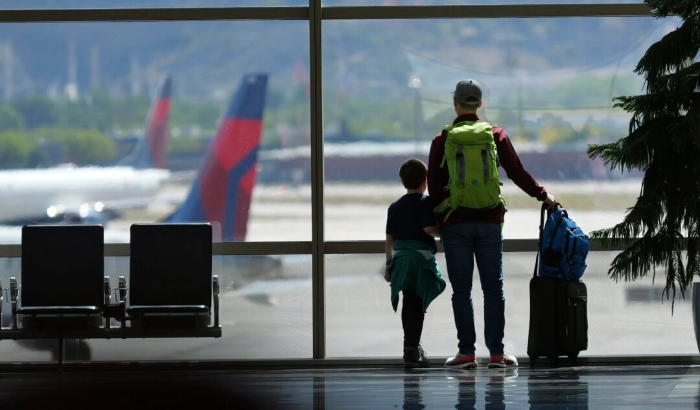 Viajeros pasan por el Aeropuerto Internacional de Salt Lake City, en Utah, el 24 de mayo de 2024. (Rick Bowmer/Foto AP)
