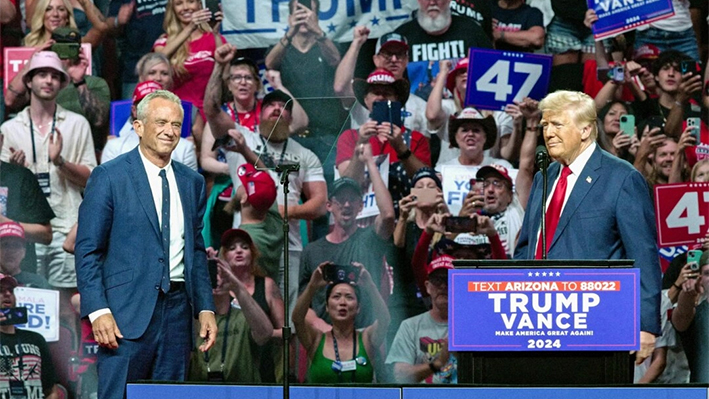 El expresidente y candidato presidencial republicano Donald Trump (d) recibe en el escenario al candidato presidencial independiente Robert F. Kennedy Jr (i) durante un mitin de campaña en el Desert Diamond Arena de Glendale, Arizona, el 23 de agosto de 2024. (Olivier Touron/AFP vía Getty Images)
