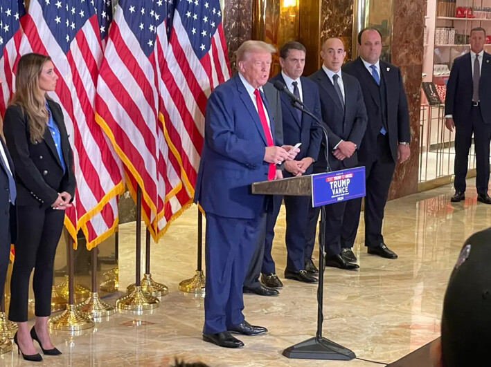 El expresidente Donald Trumps habla en una rueda de prensa en la Torre Trump tras una audiencia de apelación en el caso E. Jean Carroll, en Nueva York, el 6 de septiembre de 2024. (Richard Moore/The Epoch Times)