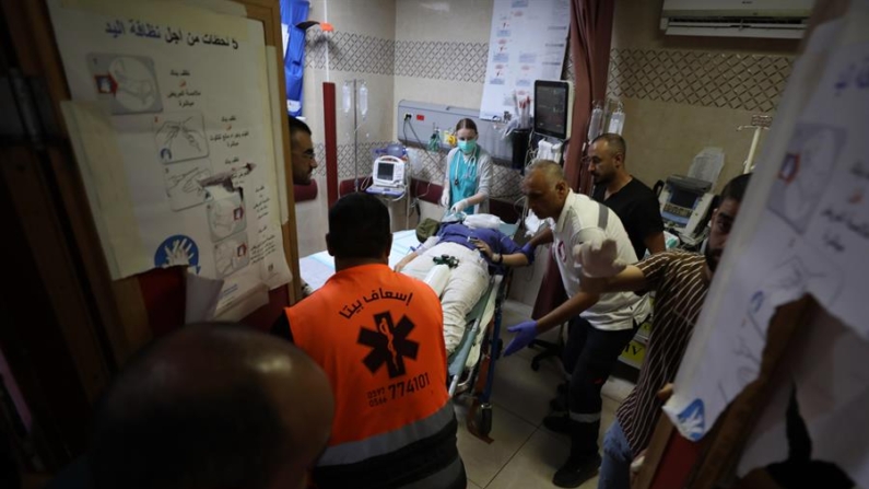 Personal sanitario palestino evacua el cuerpo de una ciudadana estadounidense en el Hospital Rafidia de la ciudad cisjordana de Nablus, el 6 de septiembre de 2024. EFE/EPA/Stringer