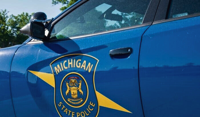 Logotipo de la Policía Estatal de Michigan en un coche patrulla en Dimondale, Michigan, el 4 de junio de 2022. Aventuras (enfocadas/Shutterstock)