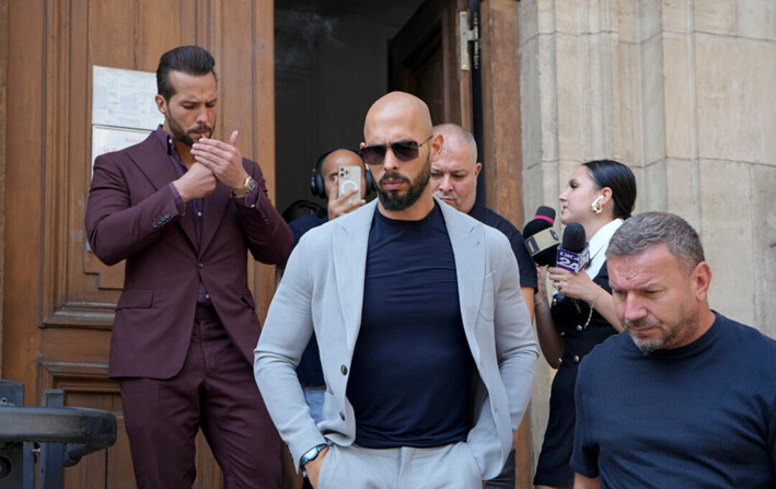 Andrew Tate (centro) y su hermano Tristan (izq.) caminan frente al edificio de la Corte de Apelaciones después de una audiencia, en Bucarest, Rumania, el 4 de septiembre de 2024. (Vadim Ghirda/AP Photo)