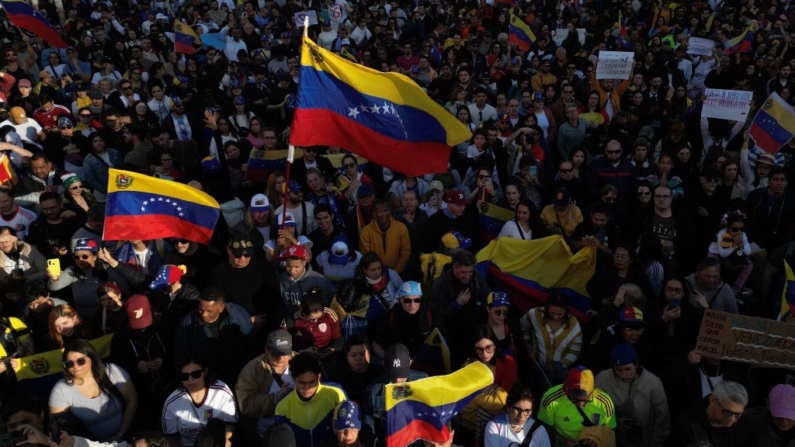 Vista aérea de venezolanos residentes en Argentina manifestándose contra los resultados de las elecciones presidenciales de Venezuela en Buenos Aires el 3 de agosto de 2024. (Tomas Cuesta/AFP vía Getty Images)