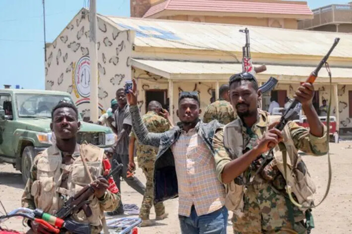 Soldados del ejército sudanés, leales al jefe del ejército Abdel Fattah al-Burhan, posan para una foto en la base de las Fuerzas de Apoyo Rápido en la ciudad de Port Sudan, en el Mar Rojo, Sudán, el 16 de abril de 2023. (AFP vía Getty Images)