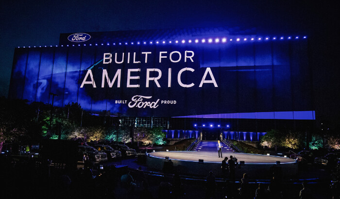 Bill Ford, Jr., presidente ejecutivo de Ford Motor Company, habla en la presentación de la nueva camioneta Ford F-150 Lightning totalmente eléctrica en la sede mundial de Ford en Dearborn, Michigan, el 19 de mayo de 2021. (Bill Pugliano/Getty Images)