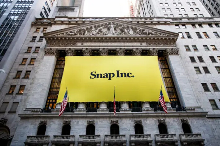 Carteles de Snap Inc., empresa matriz de Snapchat, en la fachada de la Bolsa de Nueva York (NYSE), en Nueva York, el 2 de marzo de 2017. (Drew Angerer/Getty Images)