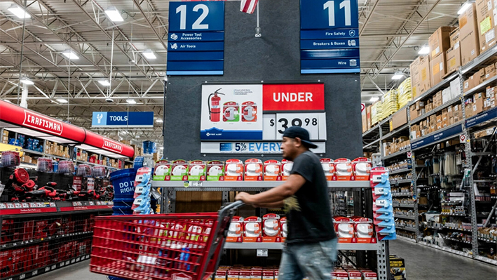 Varias personas compran en una tienda de artículos para el hogar en Nueva York, el 14 de agosto de 2024. (Spencer Platt/Getty Images)
