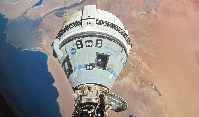 La nave espacial Starliner acoplada al módulo Harmony de la Estación Espacial Internacional, orbitando a 262 millas sobre la costa mediterránea de Egipto, el 13 de junio de 2024. (NASA vía AP)