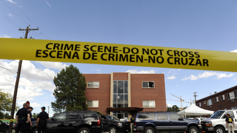 La policía rodea el apartamento de James Holmes, el sospechoso del tiroteo en el teatro de Colorado, el 21 de julio de 2012 en Aurora, Colorado.  (Chris Schneider/Getty Images)