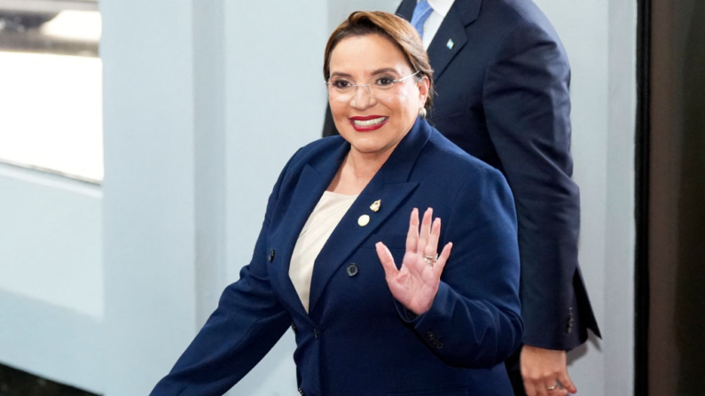 La presidenta de Honduras, Xiomara Castro, saluda a su llegada para asistir a la ceremonia de juramento del nuevo presidente de Panamá, José Raúl Mulino, en el Centro de Convenciones Atlapa en la ciudad de Panamá el 1 de julio de 2024. (Arnulfo Franco/AFP vía Getty Images)