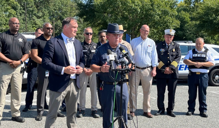 El sheriff del condado de Harford, Gehler, habla sobre el tiroteo en la escuela secundaria Joppatowne en Joppatowne, Maryland, el 6 de septiembre de 2024. (Barbara Haddock Taylor/The Baltimore Sun vía AP)