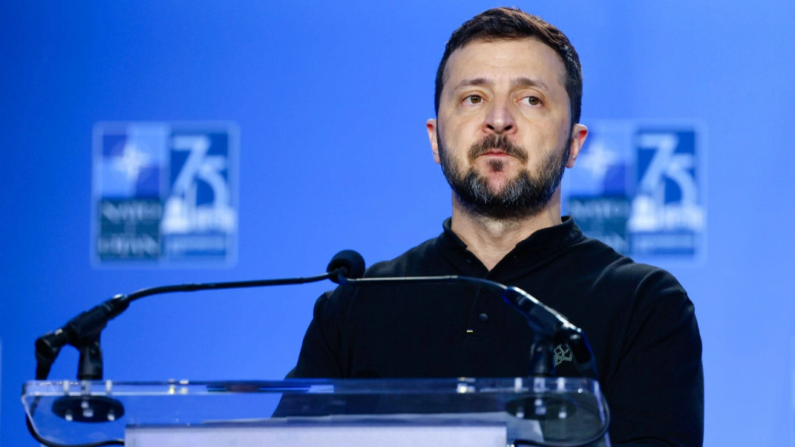 El Presidente ucraniano Volodymyr Zelenskyy habla durante una rueda de prensa conjunta con el Secretario de la OTAN Jens Stoltenberg en la Cumbre de la OTAN 2024 en Washington, el 11 de julio de 2024. (Kevin Dietsch/Getty Images)