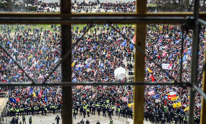 Policía y manifestantes ante la Rotonda del Capitolio de EE.UU. en Washington el 6 de enero de 2021. (Olivier Douliery/AFP vía Getty Images)