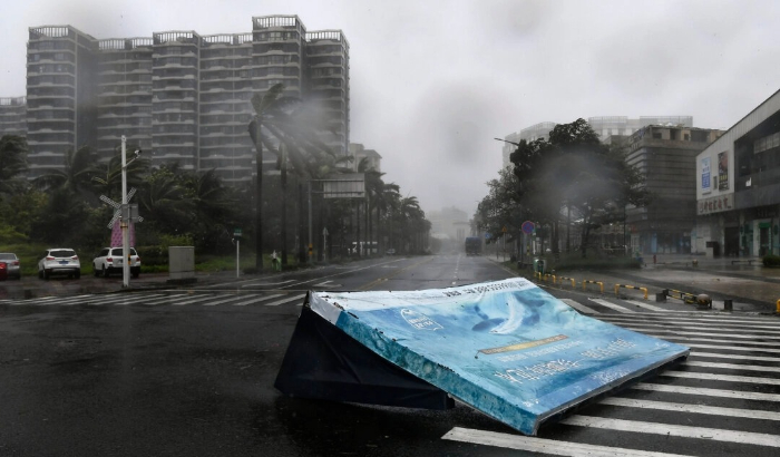 Una valla publicitaria aterriza en una carretera tras la llegada a tierra del tifón Yagi en Haikou, provincia de Hainan, en el sur de China, el 6 de septiembre de 2024. (Yang Guanyu/Xinhua vía AP)
