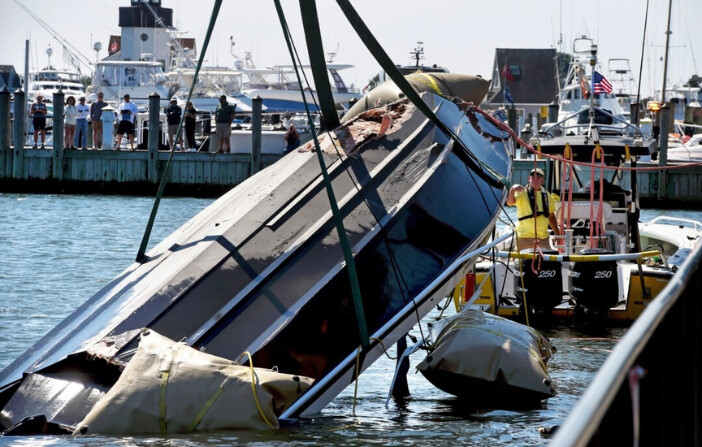 Un barco volcado con el casco dañado es sacado del agua por una unidad de respuesta de salvamento de Sea Tow y Eric's Towing en Saybrook Point en Old Saybrook, Connecticut, el 3 de septiembre de 2024. (Arnold Gold/Hearst Connecticut Media vía AP). 
