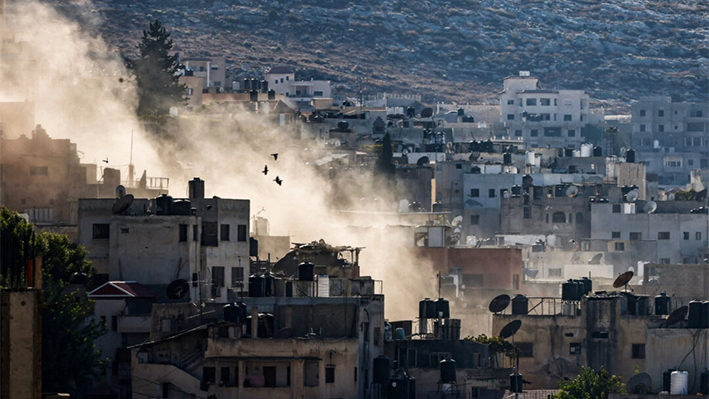 Se levanta humo durante una redada militar israelí en curso en Yenín, Cisjordania, el 5 de septiembre de 2024. (Zain Jaafar/AFP vía Getty Images)
