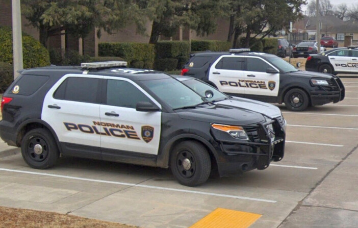 Autos de policía en Norman, Oklahoma, en enero de 2019. Google Street View/toma de pantalla (vía The Epoch Times). 