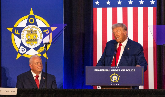 El candidato presidencial del Partido Republicano (FOP), el expresidente Donald Trump, hace declaraciones en la reunión de otoño de la Junta Nacional de Síndicos de la Orden Fraternal de Policía en Charlotte, Carolina del Norte, el 6 de septiembre de 2024. (Grant Baldwin/Getty Images)
