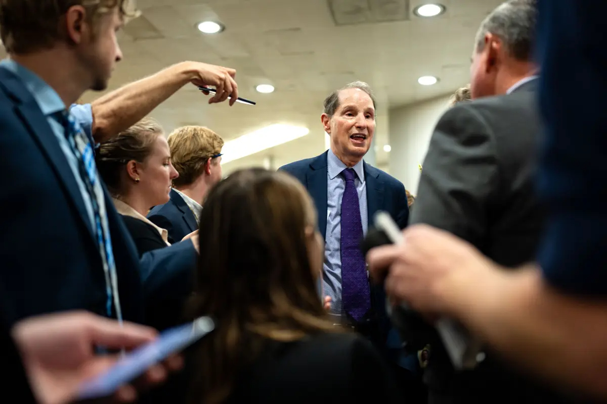 El senador Ron Wyden (D-Ore.) habla con los periodistas en el Capitolio el 30 de julio de 2024 en Washington, DC. (Kent Nishimura/Getty Images)