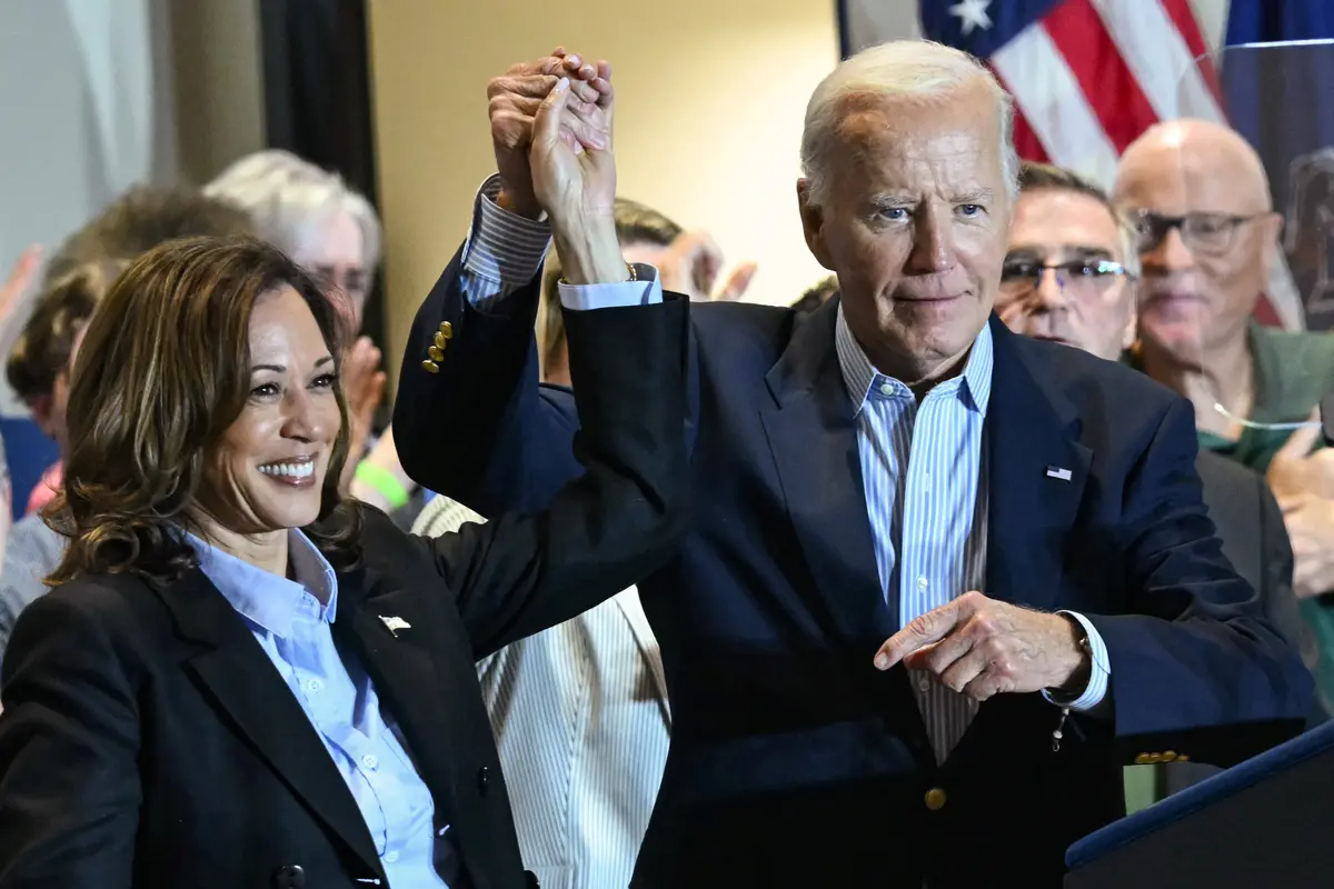 El presidente Joe Biden y la vicepresidenta y candidata presidencial demócrata Kamala Harris celebran un mitin de campaña en el Local 5 de la Hermandad Internacional de Trabajadores de la Electricidad (IBEW) en Pittsburgh el 2 de septiembre de 2024. (Andrew Caballero-Reynolds/AFP vía Getty Images)