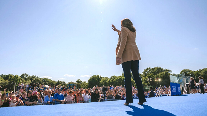 La candidata presidencial demócrata y vicepresidenta Kamala Harris saluda a la multitud durante una parada de campaña en la cervecería Throwback en North Hampton, N.H., el 4 de septiembre de 2024. (John Tully/Getty Images)
