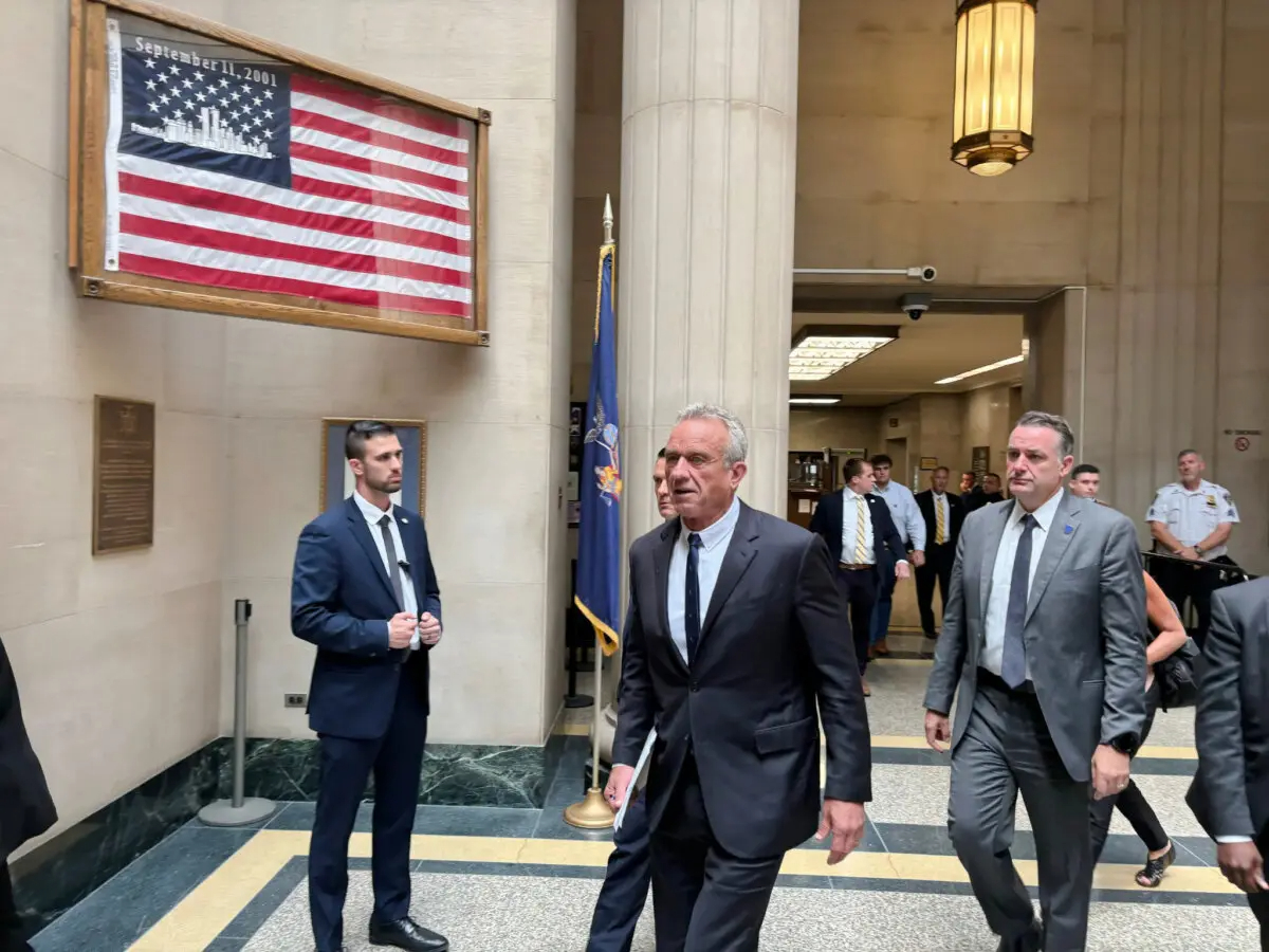 El candidato presidencial independiente Robert F. Kennedy Jr. comparece para testificar en una audiencia de acceso a la boleta en Mineola, Nueva York. (Jeff Louderback/Epoch Times)