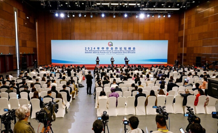 El ministro de Asuntos Exteriores de China, Wang Yi, interviene en una rueda de prensa ante la mirada de sus homólogos durante el Foro de Cooperación China-África (FOCAC) celebrado en Beijing el 5 de septiembre de 2024. (Greg Baker/AFP vía Getty Images). 