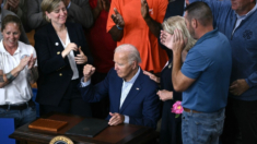 Biden firma orden que prioriza ayudas federales a proyectos con mejores salarios y prestaciones