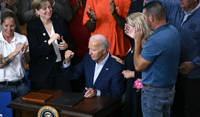 El presidente Joe Biden levanta el puño tras la firma de la Orden Ejecutiva para Invertir en Estados Unidos e Invertir en los Trabajadores Estadounidenses después de pronunciar un discurso sobre su programa Invertir en Estados Unidos en el Centro de Formación de la Asociación Unida Local 190 en Ann Arbor, Michigan, el 6 de septiembre de 2024. (Brendan Smialowski/AFP vía Getty Images)