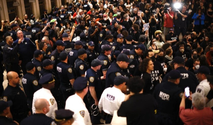 Agentes de la policía de Nueva York responden a una manifestación de personas que piden un alto el fuego en medio de la guerra entre Israel y Hamás, en la estación Grand Central de Nueva York, el 27 de octubre de 2023. (Kena Betancur/AFP vía Getty Images)