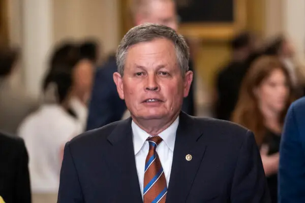 El senador Steve Daines (R-Mont.) habla durante la rueda de prensa semanal del Senado en el Capitolio de EE.UU., el 9 de julio de 2024. (Madalina Vasiliu/The Epoch Times)