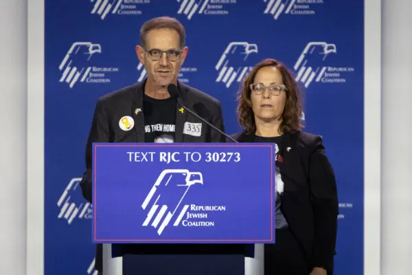 Ronen (izq.) y Orna Neutra (der.) hablan en la Republician Jewish Coalition en Las Vegas, Nevada, el 5 de septiembre de 2024. (John Fredricks/The Epoch Times)