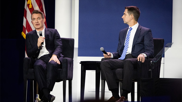 El senador Tom Cotton (R-Ark.) (D) habla con el periodista Douglas Murray (I) en una reunión del Consejo Judío Republicano en Las Vegas el 5 de septiembre de 2024. (John Fredricks/The Epoch Times)
