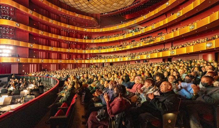 El público de Shen Yun Performing Arts durante la apertura del telón en el Teatro David H. Koch del Lincoln Center el 6 de abril de 2024. (Dai Bing/The Epoch Times)
