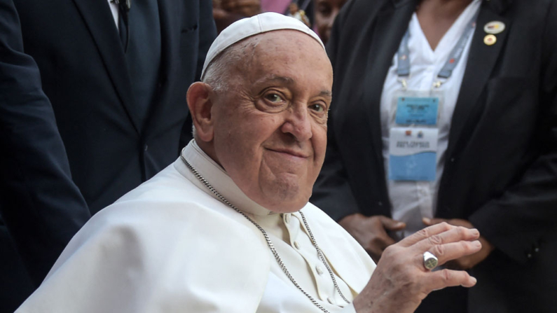 El papa Francisco saluda cuando llega para visitar a Children of Street Ministry y Callan Services en la Escuela Secundaria Técnica Caritas en Port Moresby el 7 de septiembre de 2024. (Andrew Kutan/AFP vía Getty Images)