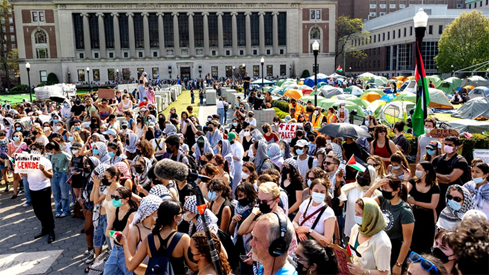 Manifestantes propalestinos celebran un breve mitin tras marchar alrededor del "Campamento de Solidaridad con Gaza" en el West Lawn de la Universidad de Columbia en Nueva York el 29 de abril de 2024. (Michael M. Santiago/Getty Images)
