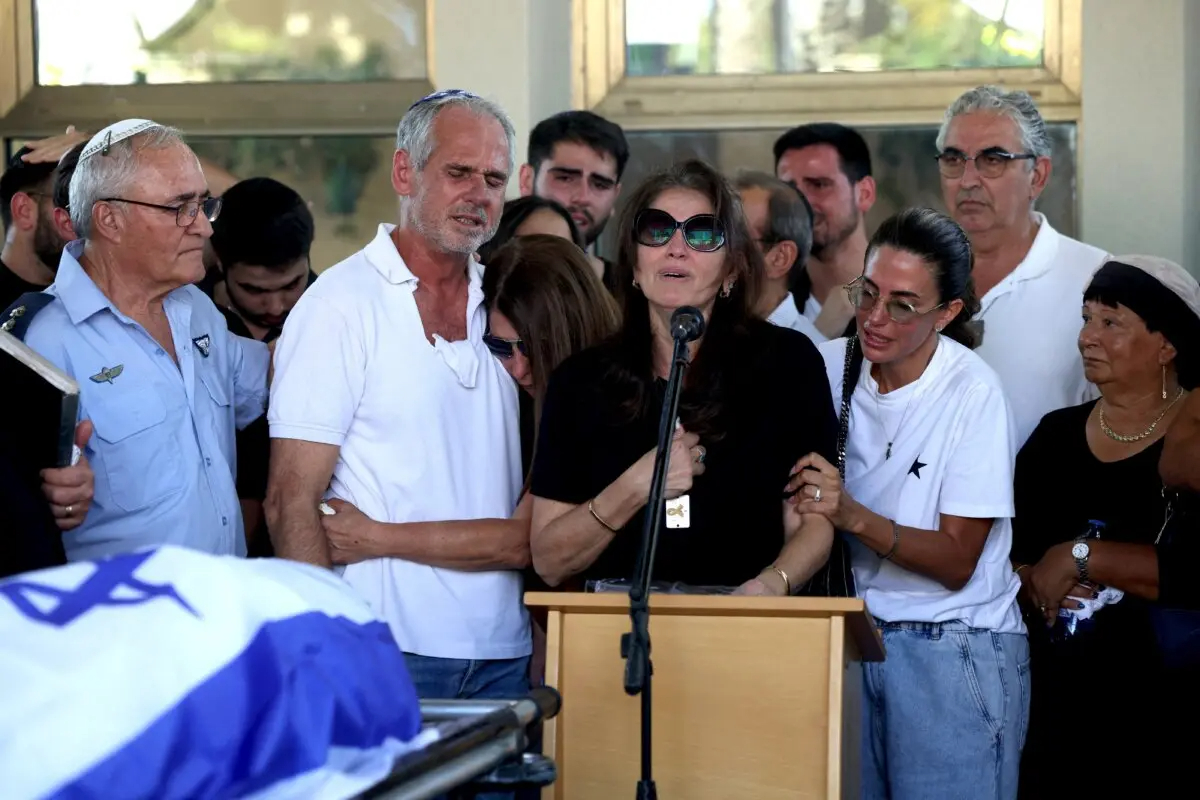 Nira, la madre del rehén israelí asesinado Almog Sarusi, reacciona mientras habla durante el funeral de su hijo en Raanana, Israel, el 1 de septiembre de 2024. (Oren Ziv/AFP)