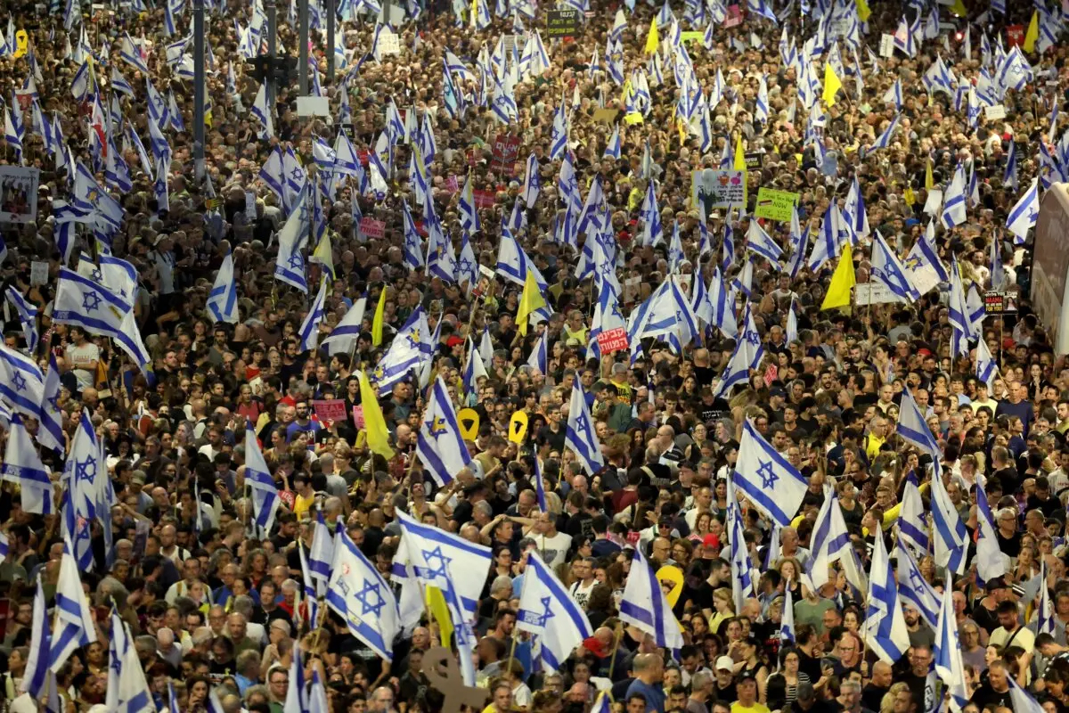 Miles de manifestantes levantan banderas y pancartas durante una concentración para pedir la liberación de los israelíes retenidos como rehenes por terroristas de Hamás en Gaza desde octubre, en Tel Aviv, Israel, el 1 de septiembre de 2024. (Jack Guez/AFP vía Getty Images)