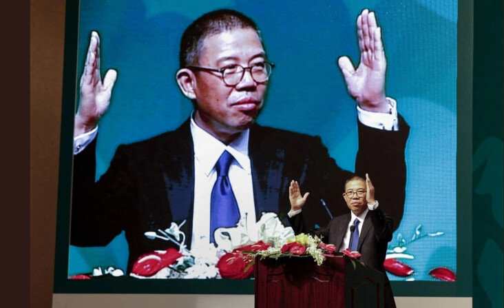 Zhong Shanshan, presidente del agua mineral Nongfu Spring y de otra empresa farmacéutica, gesticula durante un discurso en una rueda de prensa en Beijing el 6 de mayo de 2013. (Str/CNS/AFP vía Getty Images). 